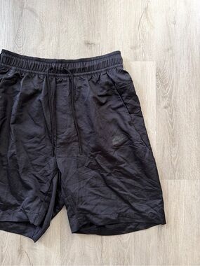 Nike Mens Black Loose Fit At Knee Length Shorts Medium NWT